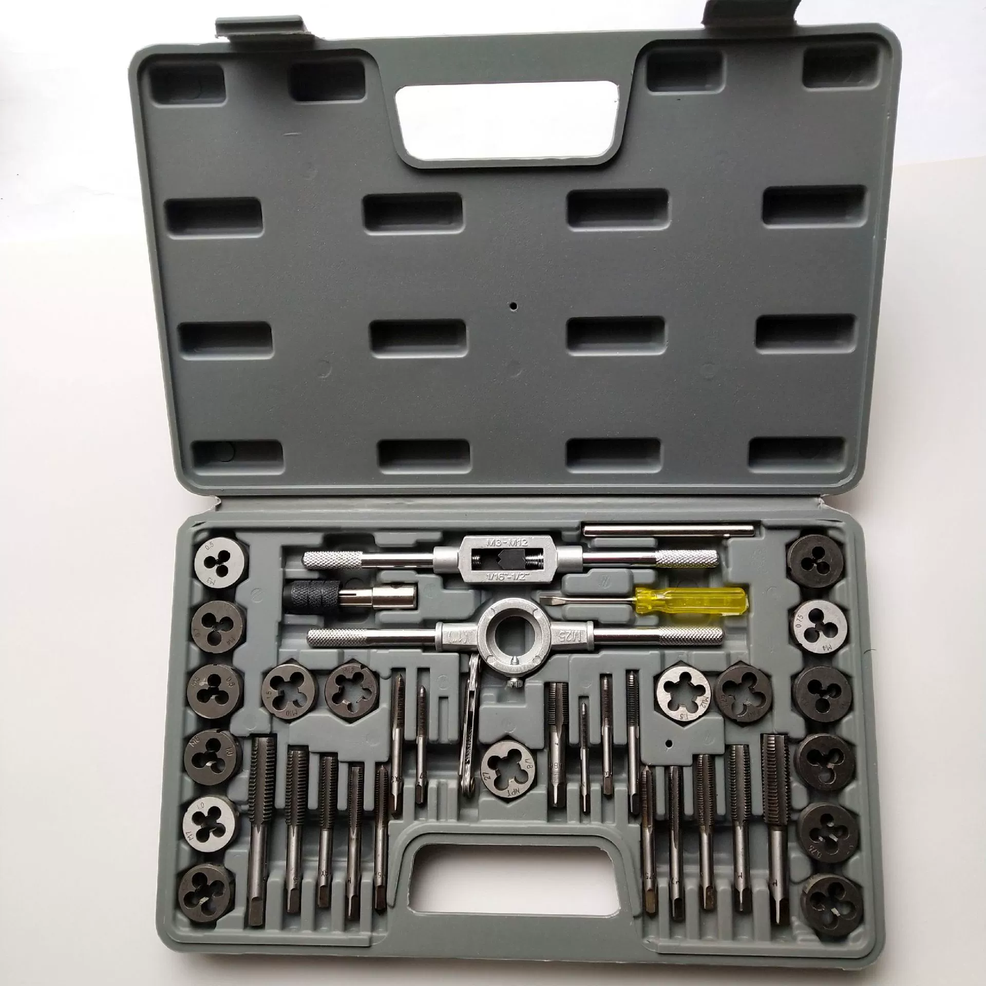 Метрический и дюймовый набор метчиков и матриц. Набор из 40 метчиков и матриц.