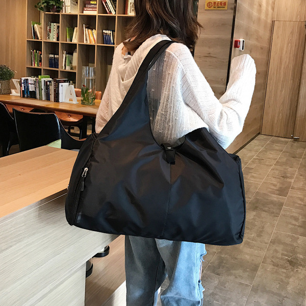 Fashionable capacious foldable sports bag for training