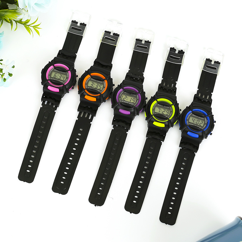Fábrica de relojes de anillo de color de cuero negro electrónico para niños reloj transfronterizo directo pequeño regalo al por mayor