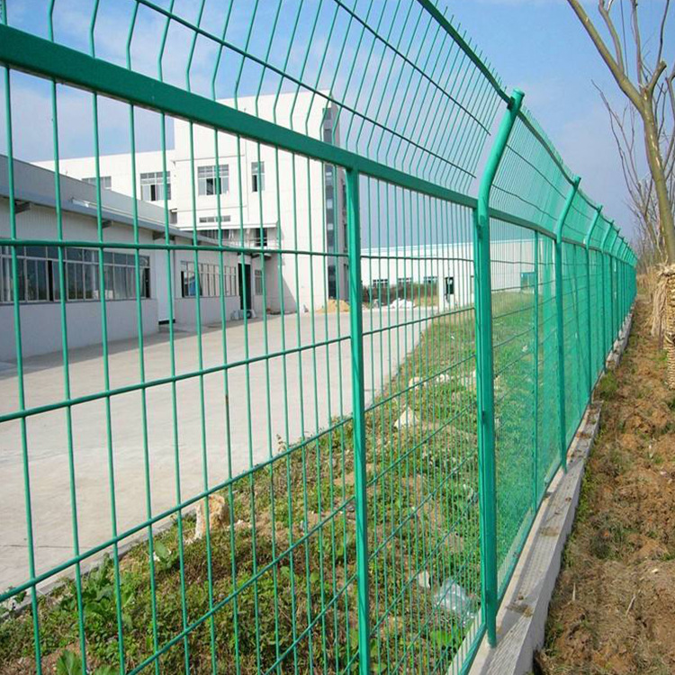 供应防护铁丝护栏网浸塑高速公路钢丝网网球场围网现货供应