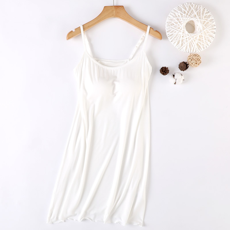 가슴 패드가있는 흰색