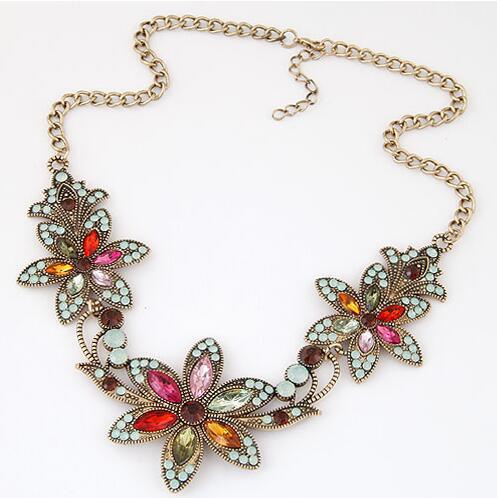 Network hot manufacturers wholesale European and American fashion jewelry beautiful flower diamond pendant ladies necklace a generation