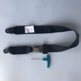 Пассажиры не могут расстегнуть двухточечные ремни безопасности аттракционов во избежание случайного открытия. Двухточечные ремни безопасности аттракционов можно разблокировать ключами.