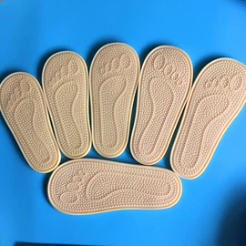 洗唛、商标;拉链头;鞋底