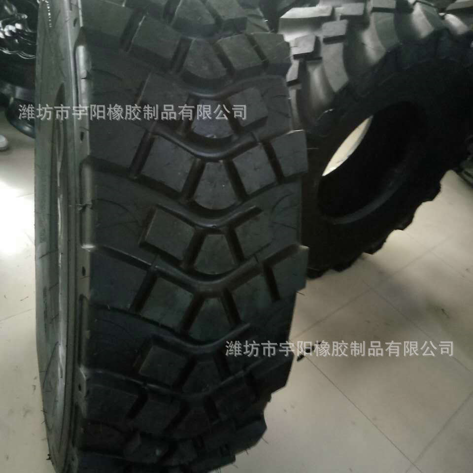 越野小方块花纹425/85R21 钢丝轮胎