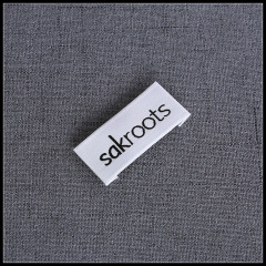 Manufacturer of polyester crochet hooks and fabric labels, high-end garment accessories, wholesale woven badges, edge finishing, satin surface collar labels, printing labels