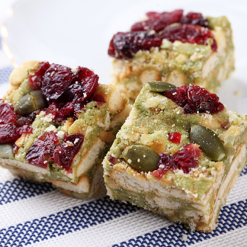 Bulk factory wholesale internet celebrity snowflake crisp cranberry matcha flavor pastry Shaqima snack independent packaging 500g
