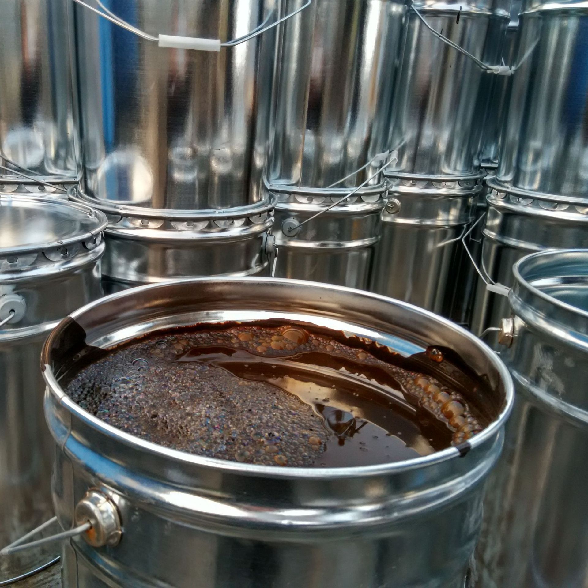 厂货石油沥青齐鲁石化沥青东海牌70号90号60号灌装液体乳化沥青