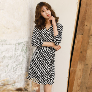 �W��Ů�bͬ���i朶̿�o�I�����B��ȹŮPG DVF����ȹ2025�ļ��¿�