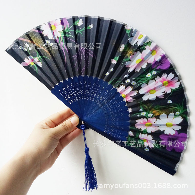 Hay en stock abanico de seda de 6 pulgadas como la seda de las mujeres con suficiente stock mariposa amor flor y borla flor de cerezo combinación de ventilador