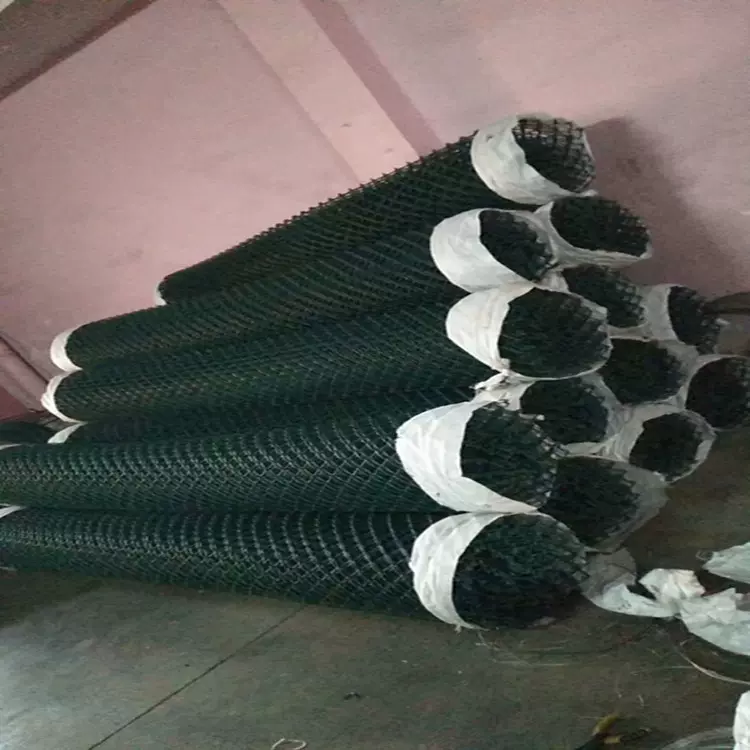 体育场围网  绿色PVC包塑运动场隔离勾花网 镀锌勾花网