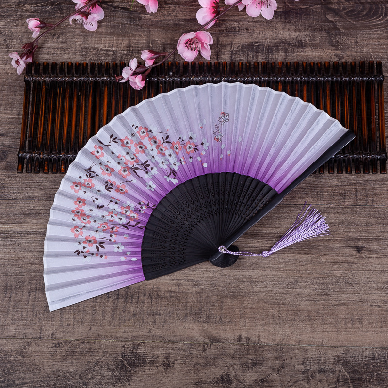 파란색과 검은 색 두 개의 뼈 자주색 얼굴 벚꽃 땅 곳곳에