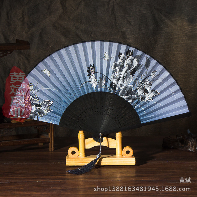 두 개의 파란색과 검은 색 재 표면 모란 꽃