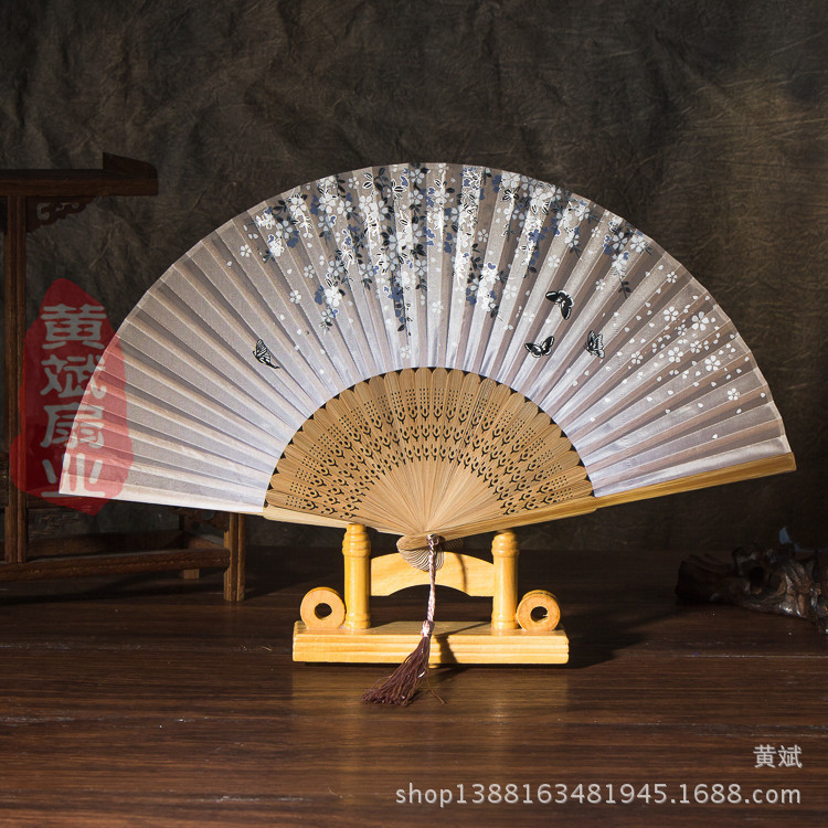 두 개의 녹색 다크 브라운 뼈 노란색 표면 4 나비 벚꽃