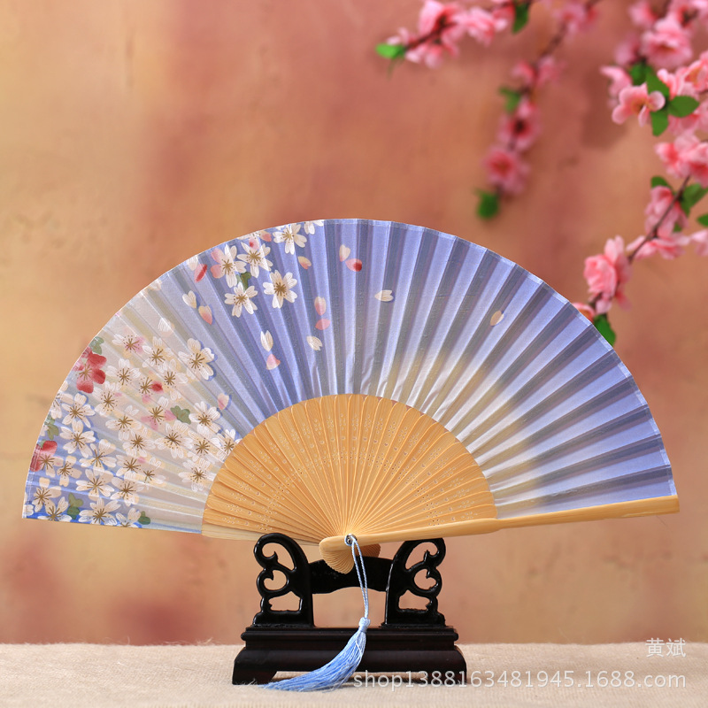 점차적으로 떨어지는 벚꽃 흰 뼈 라이트 블루 표면