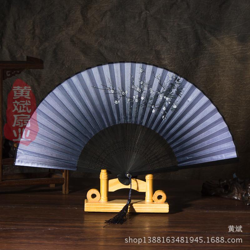 두 개의 파란색과 검은 색 뼈 재 표면 흰색 매화