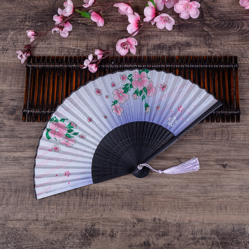 두 개의 파란색과 검은 색 뼈 보라색 얼굴 큰 벚꽃