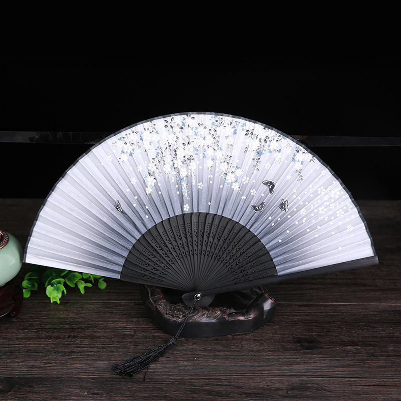 두 파란색과 검은 색 뼈 검은 얼굴 흰색 벚꽃