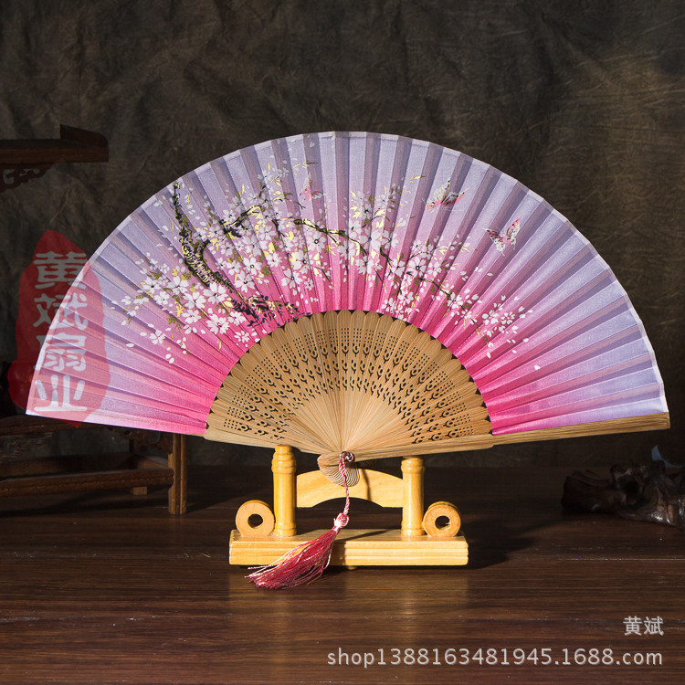 두 개의 녹색 다크 브라운 뼈 붉은 얼굴 벚꽃 나비