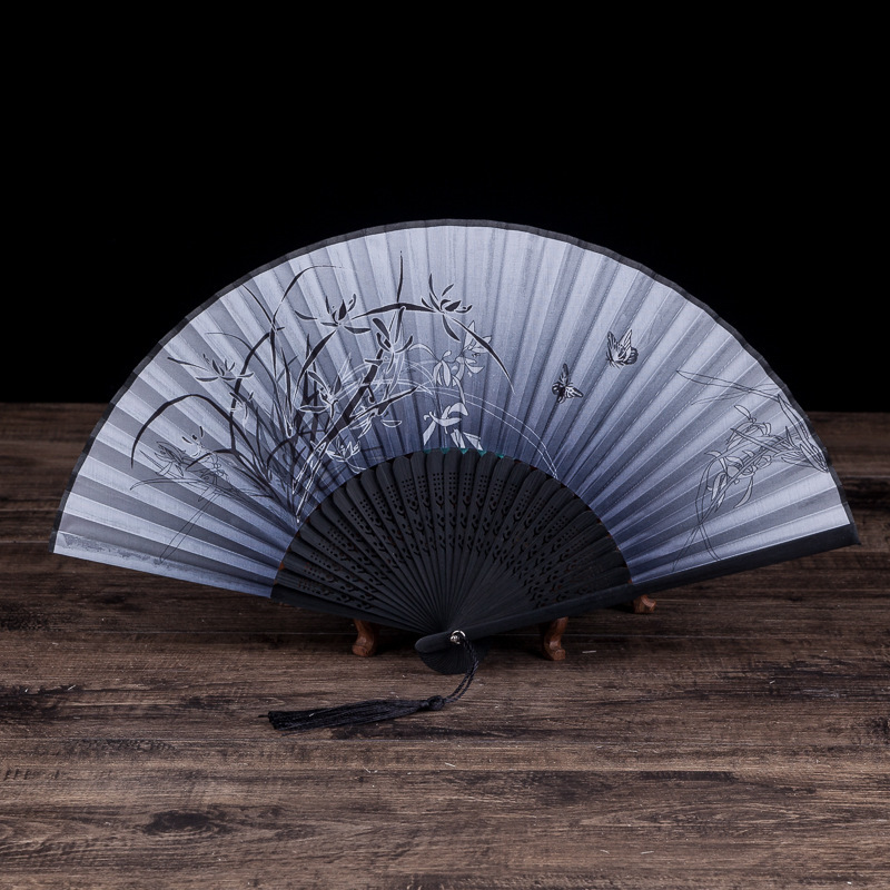 두 개의 파란색과 검은 색 뼈 회색 난초