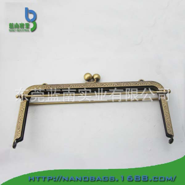 厂家直销 精品箱包五金配件 圆角平坑压兰花铁线铰双圈口金