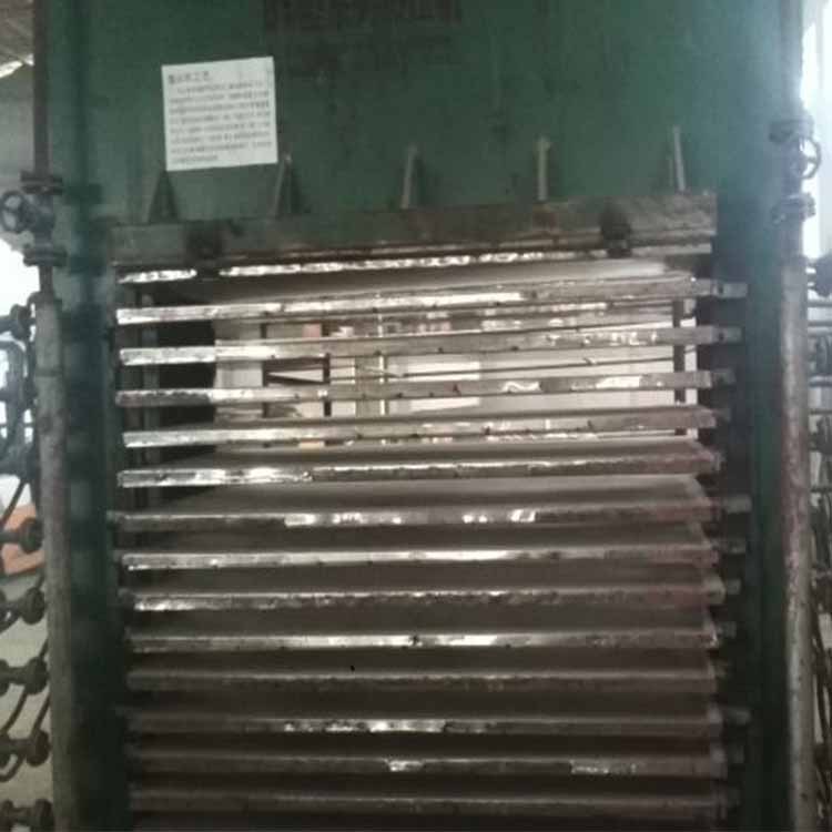 急售九成新建筑木模板全套生设备，十五层木模板生 产设备