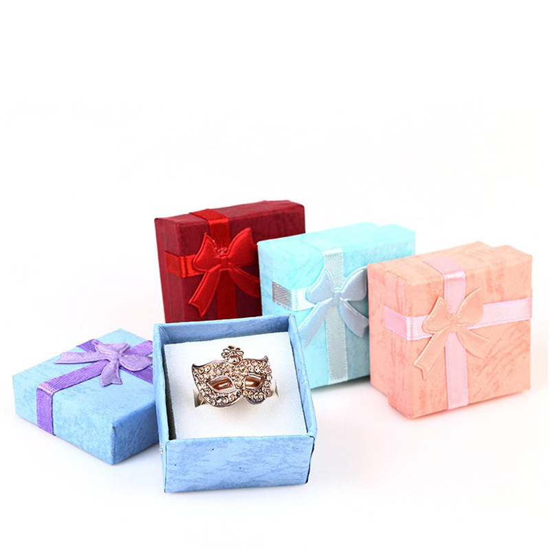 2022 nueva caja de anillo de color caramelo al por mayor creativo 4x4 pequeña joyería caja de regalo arco caja de joyería