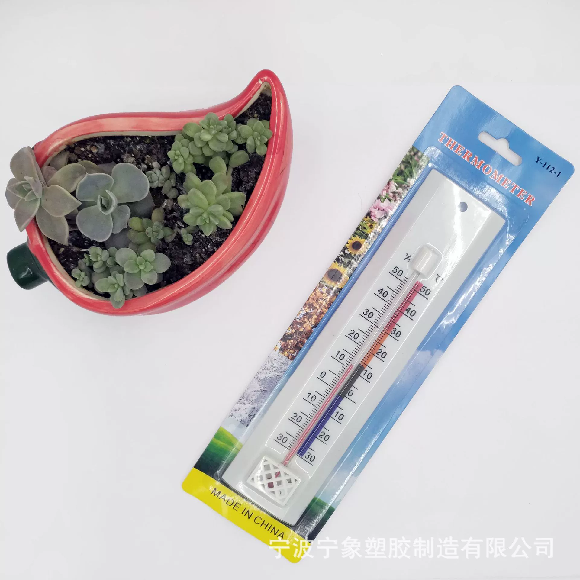 Наша компания специализируется на производстве пластиковых стеклянных термометров, внутренних и наружных термометров, пятицветных настольных термометров, портативных термометров.