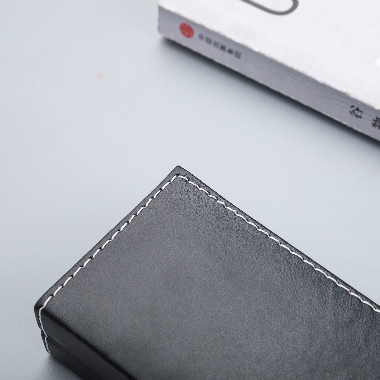 Nuevo color sólido pu cuero regalo pluma caja Flip negocio pluma caja impresión firma pluma regalo caja de embalaje