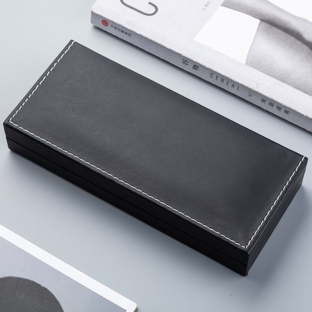 En stock caja de lápiz de publicidad de regalo de negocios al por mayor PU Flip U disco pluma de embalaje individual doble caja de lápiz de negocios