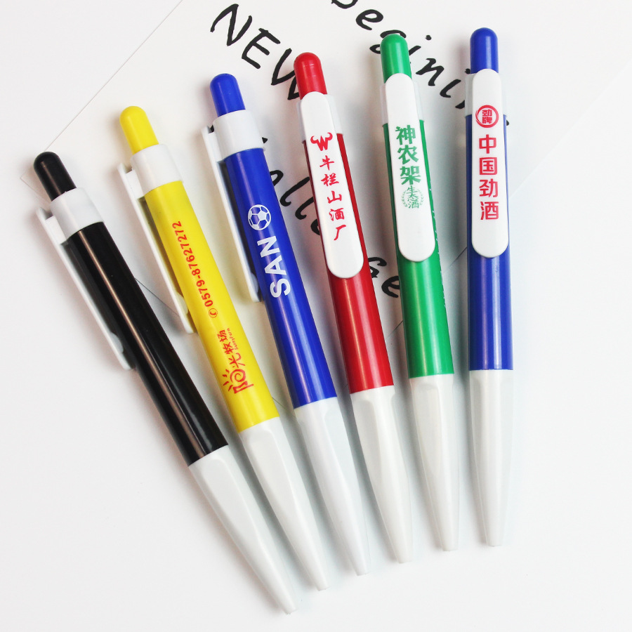 El fabricante suministra bolígrafos retráctiles de plástico con logotipo personalizado, bolígrafos promocionales con impresión personalizada, y bolígrafos sencillos a base de aceite para promoción.