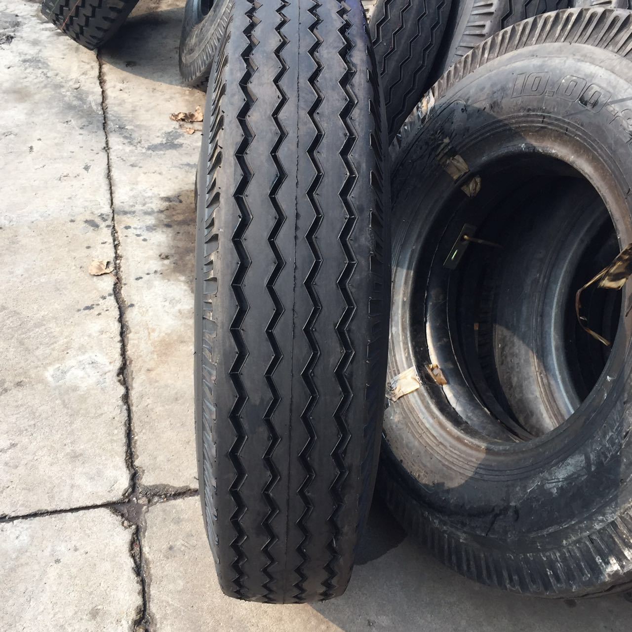 尼龙12.00-20/1200斜交轮胎 矿山载重卡车汽车适用 羊角横向花纹