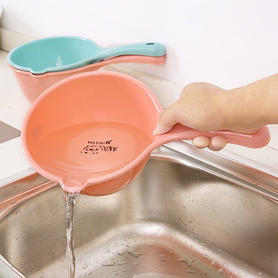 Plastic thickened water ladle kitchen long handle water ladle bath water ladle Children Baby Bath ladle ladle water ladle wholesale