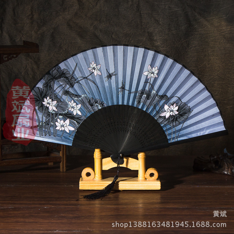 두 개의 파란색과 검은 색 회색 표면 잠자리 연꽃