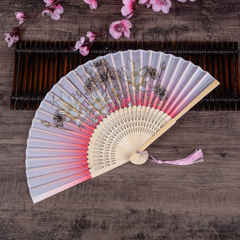 두 개의 녹색 흰색 뼈 연꽃