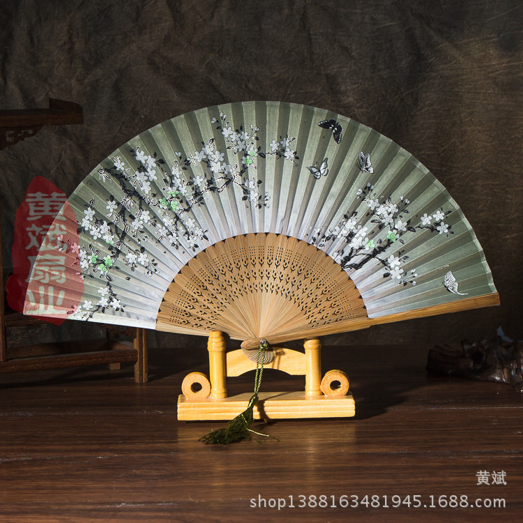 2 개의 녹색 다크 브라운 뼈 다크 그린 표면 4 나비 벚꽃