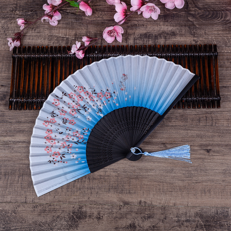 파란색과 검은 색 두 개의 뼈 푸른 얼굴 벚꽃 땅 곳곳에