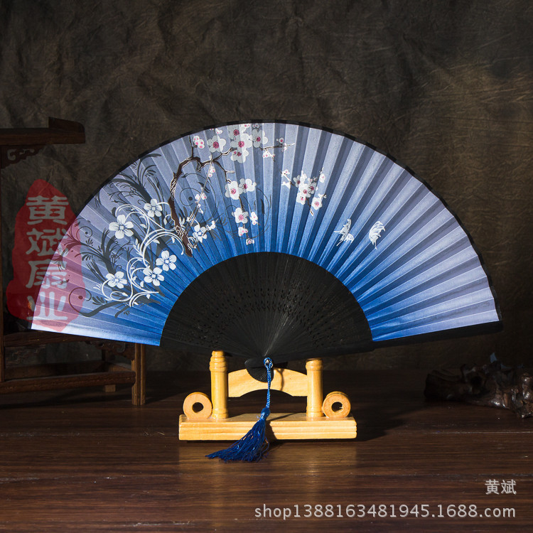 두 파란색과 검은 색 뼈 푸른 얼굴 나비 사랑 꽃