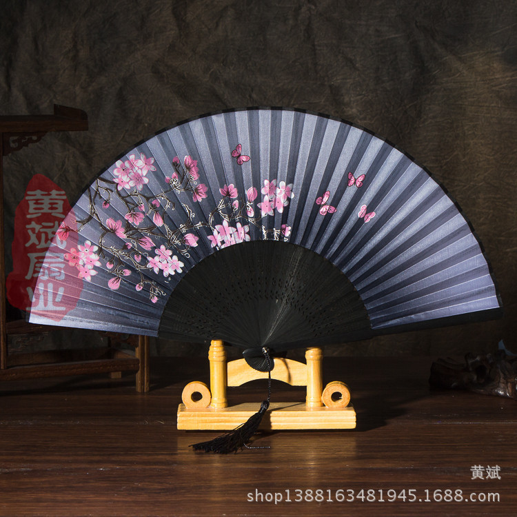 두 파란색과 검은 색 뼈 회색 밀가루 벚꽃 나비