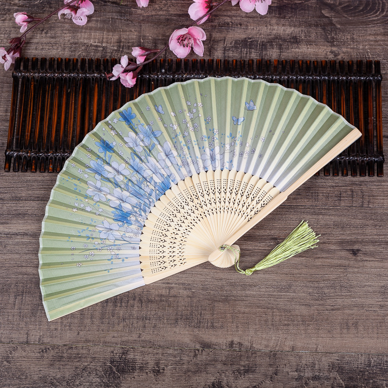 두 개의 녹색 흰색 뼈 녹색 얼굴 피는 울창한