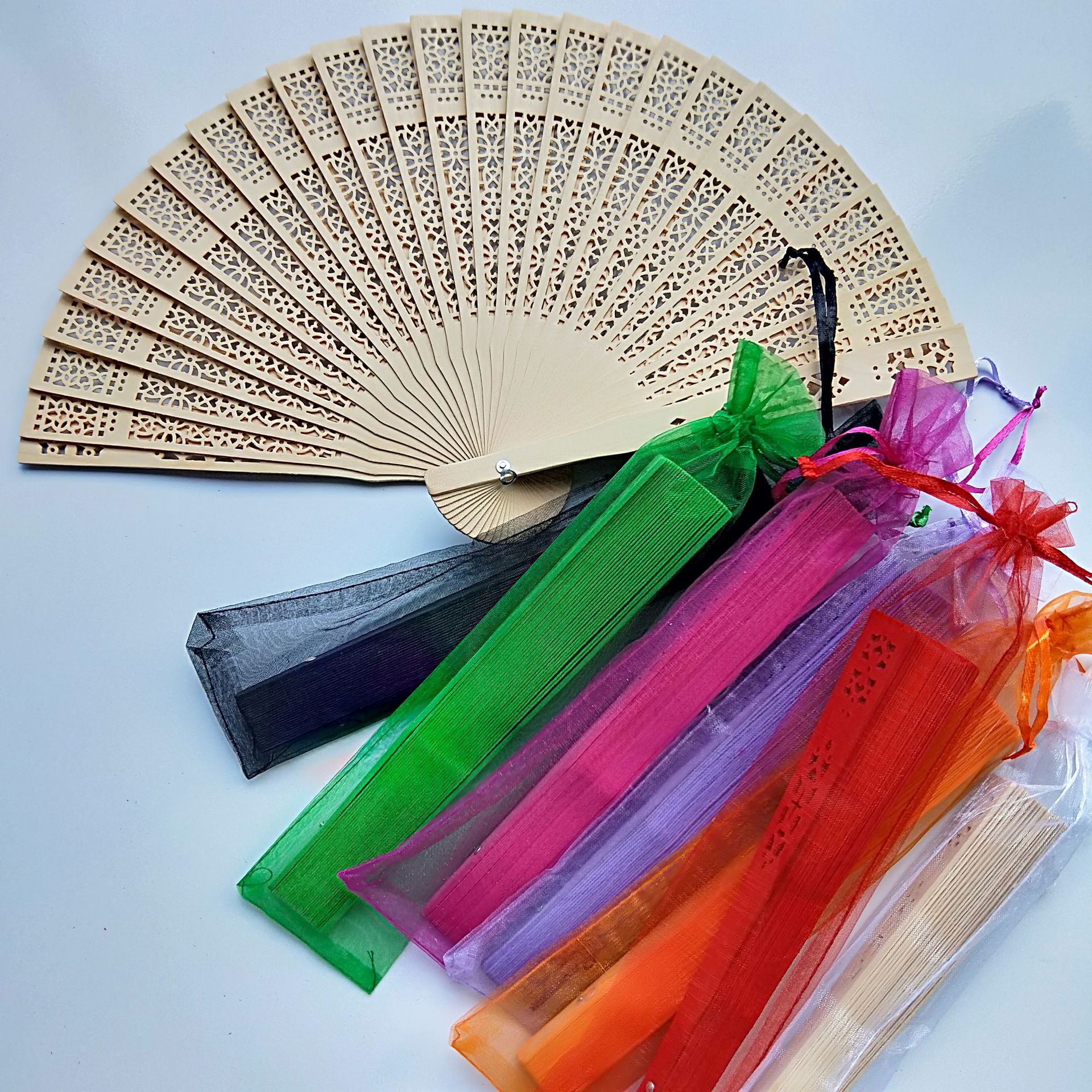 Hay en stock ventilador de madera llano transfronterizo más bolsa de organza ventilador plegable de madera de loto ventilador de madera de la boda multi-color opcional