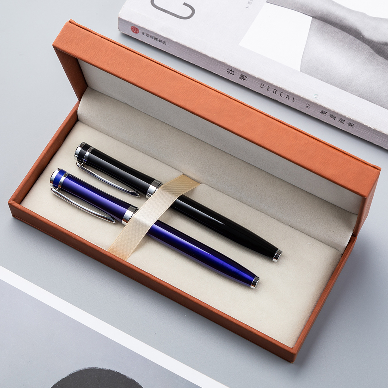 En stock caja de lápiz de publicidad de regalo de negocios al por mayor PU Flip U disco pluma de embalaje individual doble caja de lápiz de negocios