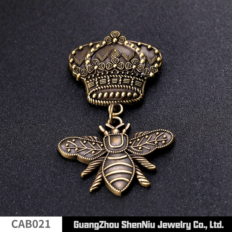 Fashion Badge Retro Crown Pin British Medal Accessory Manufacturer Wholesale Bee Pendant Medal Brooch