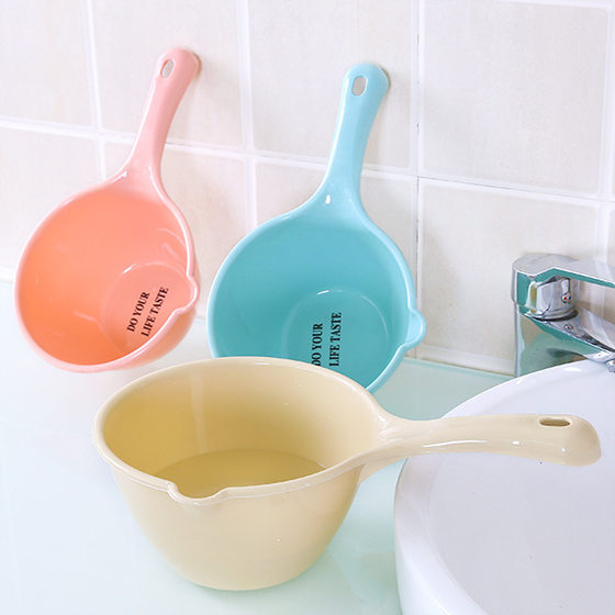 Plastic thickened water ladle kitchen long handle water ladle bath water ladle Children Baby Bath ladle ladle water ladle wholesale