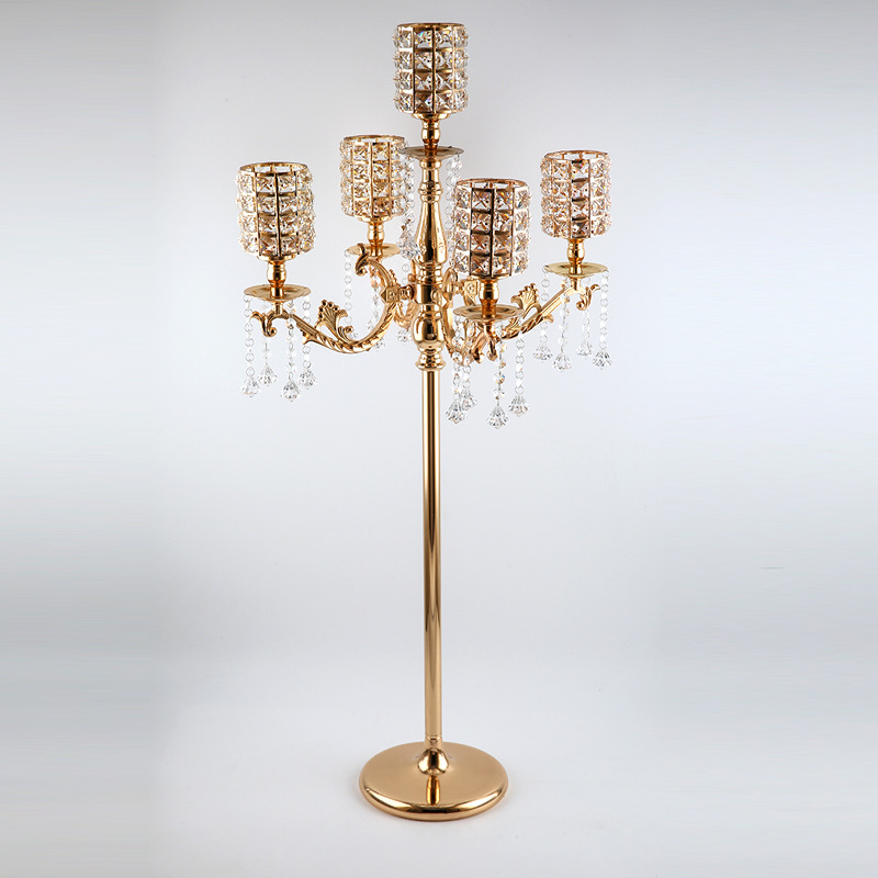 2025 Ventas calientes europeas de candelabro de cinco cabezas props de boda guía de boda decoración de mesa de vela metálica decoración de vasijas