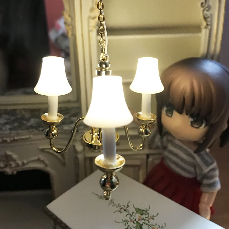 1:12 dollhouse dollhouse mini model OB11 scene modern simple LED three-head white cover chandelier