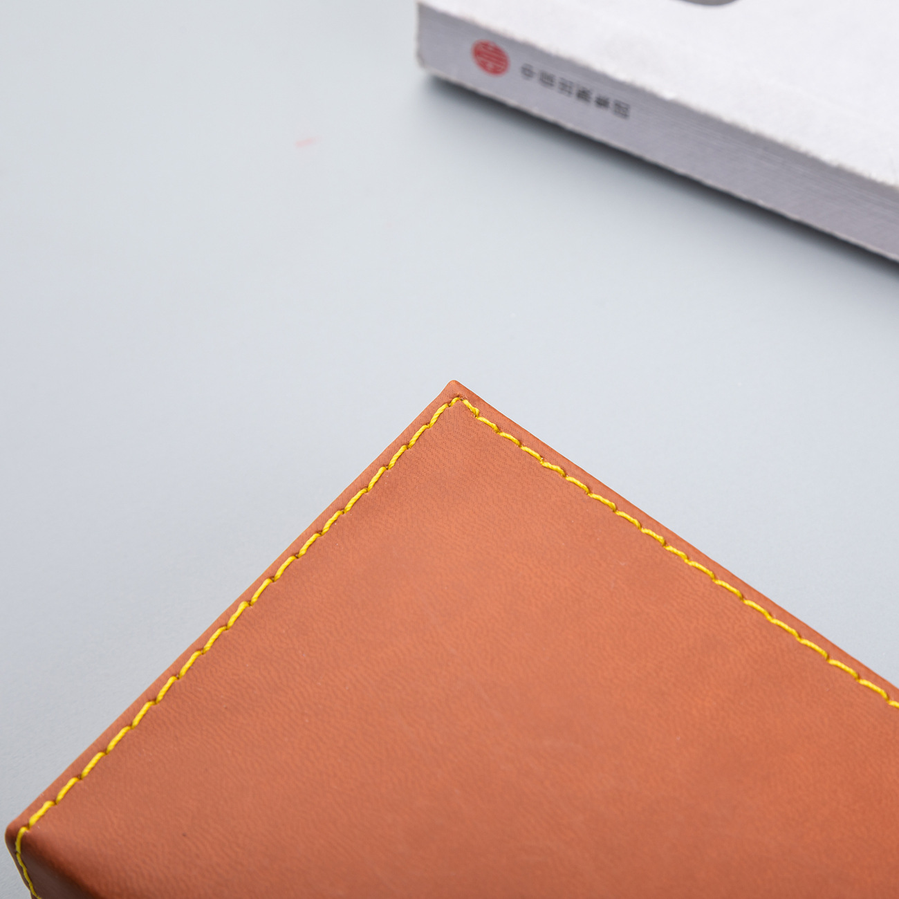 En stock caja de lápiz de publicidad de regalo de negocios al por mayor PU Flip U disco pluma de embalaje individual doble caja de lápiz de negocios