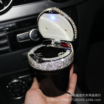 Coche de diamantes con luz LED luminosa multifuncional cenicero de coche interior del coche suministros del coche mujer