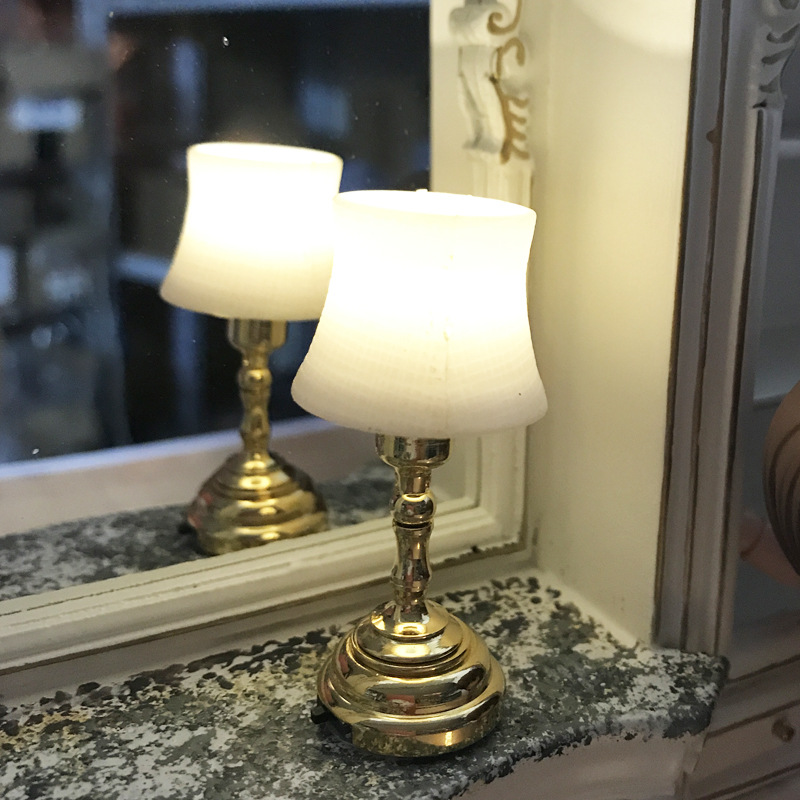 1:12 Dollhouse mini modelo OB11 escena moderna simple LED blanco cubierta lámpara de mesa se puede encender