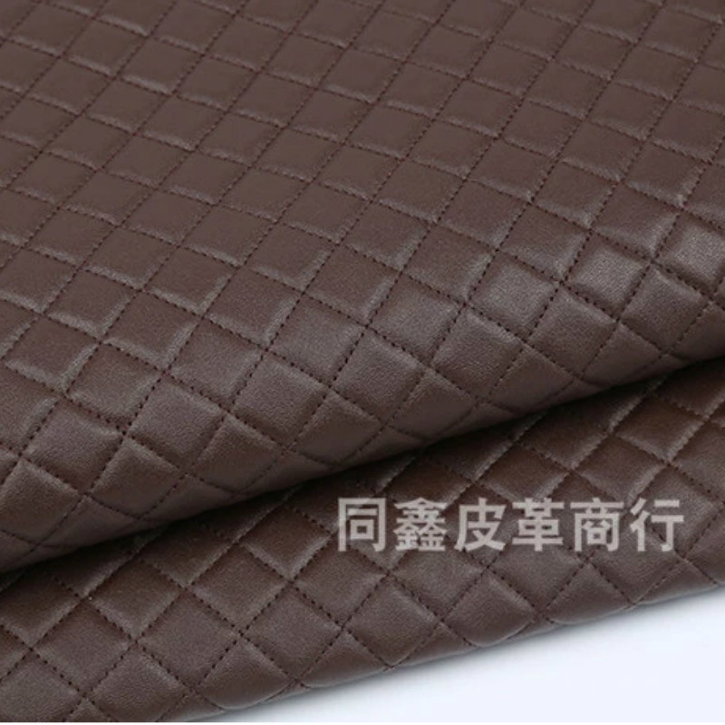 厂家供应 绗缝绗绣羊皮纹方格 化妆包背包皮革面料 可按样生产